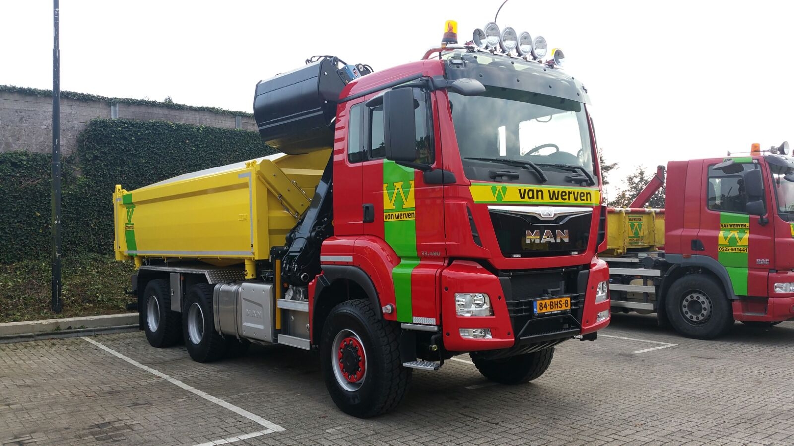 Vrachtwagen met autolaadkraan en knijper WS 6x6